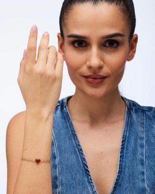 Srdce, ktoré hovorí bez slov ❤️ Náramok Brosway Essential s červeným achátom symbolizuje lásku, silu a vášeň.Jemný oceľový...